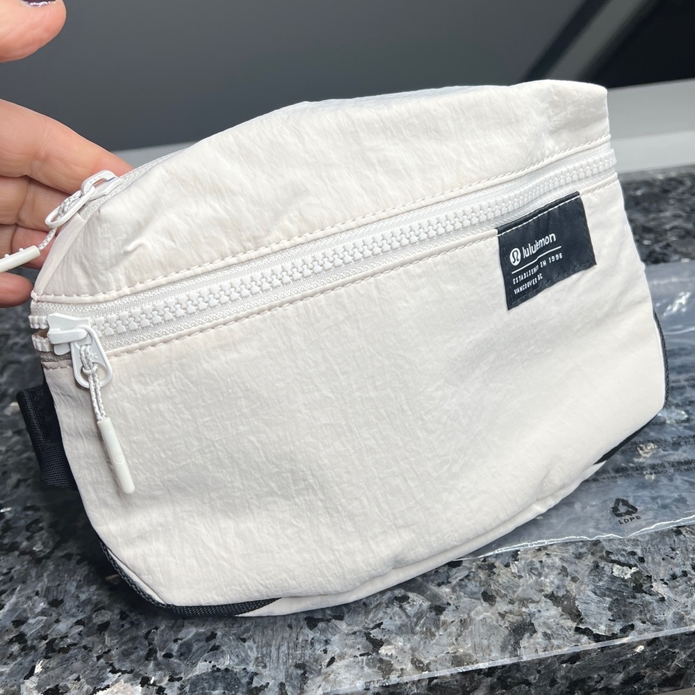 Lululemon Clean Lines Belt Bag White Opal with a 2L capacity - New with Tags - Picture 10 of 12